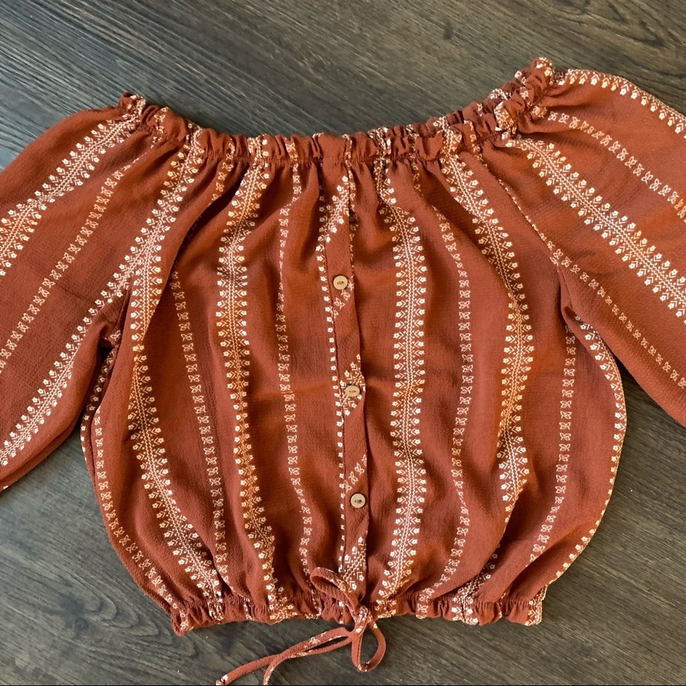 Free Kisses off should crop top elbow sleeves sz L - Picture 2 of 3